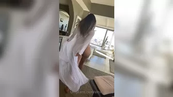 emirafoods Spectacular babe jerks off anus