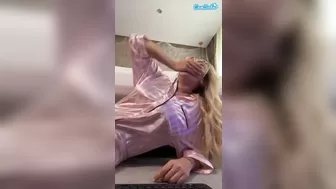 sashaelite Imposing mare jerks off both holes