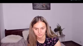 caisierox  fucks cunt with fingers