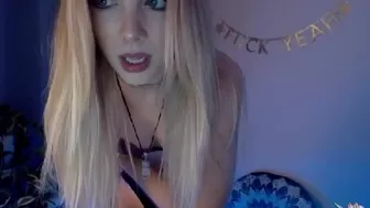 sweetdee Blonde shlendra caresses sex lips