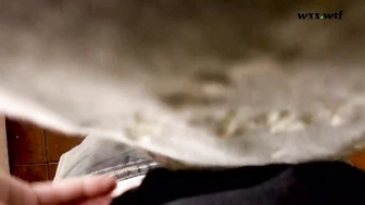 Пока все спят, он наполняет мои трусы спермой - Pornhub.com