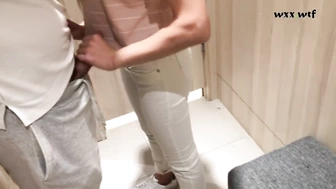 Я хочу чтобы ты кончил мне в трусики в примерочной - Pornhub.com