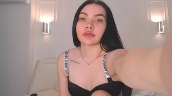 ur_kussy chaturbate  fucks herself hard