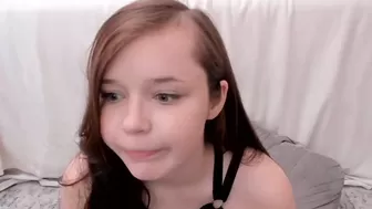 mira_xo myfreecams Cool skinny rubs her lips sex