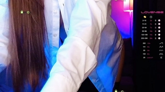 -LadyEva- ласково дрочит свою пилотку