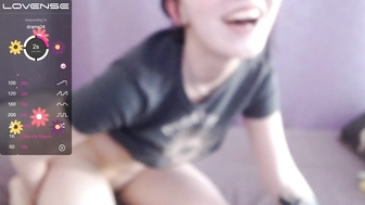 Sasshabong трогает свое молодое тело