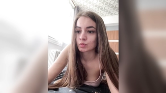 Lika2001 маструбирует свою пилотку