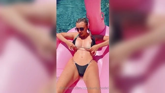 octokuro_model onlyfans Babe in socks fucks both holes