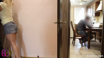 Трахни и отсоси сводному брату, папа работает в соседней комнате