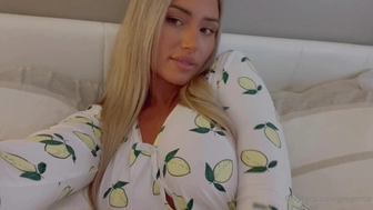 Gee Gentle aka onlyfans Sexy lady jerks off pussy with vibrator