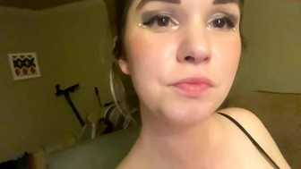 karlie010609 chaturbate Pretty woman sitting in a chair