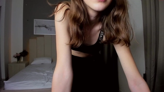 anasteysha_lee chaturbate Slim confused caresses shaved pussy