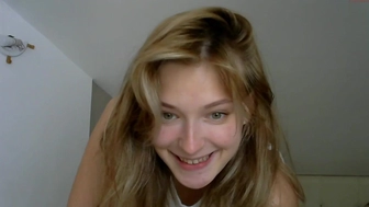 talyaa_xo chaturbate Sexy lady gently pulls the pussy