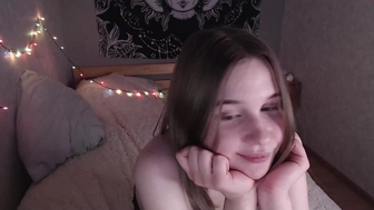 honey_tail chaturbate Sexy hottie gently pulls pussy
