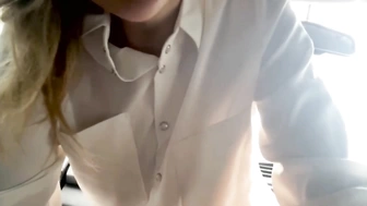 бонгакамс -Your_Iusi- показывает что у нее между ног