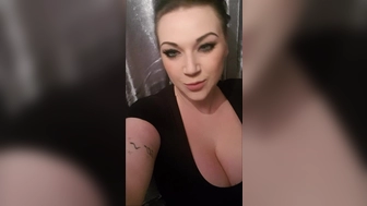 Harmony Reigns onlyfans  gently pushes the toy in her pussy