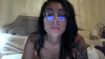 sluttywifey00 chaturbate Shy chick poses naked