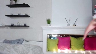 hotty_kit1y засунула вибро себе в дырочку