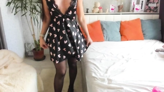 katie_sweet прелестно долбит свои дырочки