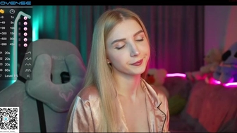 oh_honey_ chaturbate Cute lady spins happily in fornt of the webcam and shines with all the charms