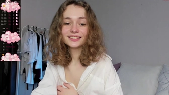 mxxnsxsul chaturbate Beautiful bitch fucks herself with a phallus