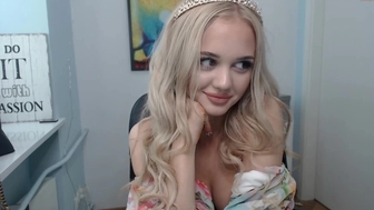 leila_il chaturbate Cute curva fucks himself in the ass