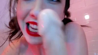 yarrow chaturbate Dark haired babe fucks pussy