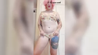 Chubby Girl Plays with Sparkly Butt Plug_Varuka Sweet_1080p