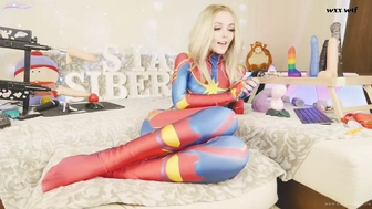 Юная любительница в костюме Captain Marvel тестирует новые игрушки Bad Dragon Sia Siberia