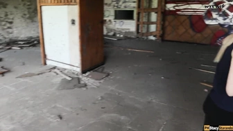 Красивый секс с красивой молодой девушкой в ??заброшенном доме