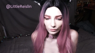 Dream Kitty трахает себя большим дилдо