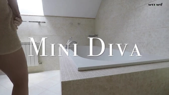 mini diva_005 Молодая девушка с большой задницей скачет на дилдо в ванной отеля