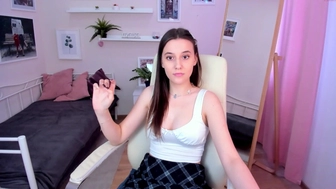 linda_hardy chaturbate Naughty pupa demonstrates her body