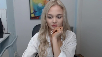 leila_il chaturbate Big boobed babe fucks her cap