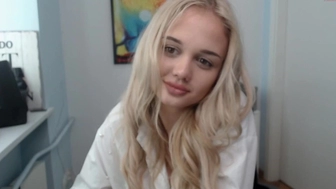 leila_il chaturbate Sexy lady fucks shaved holes