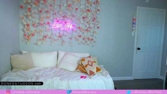 rosiebones chaturbate Cute bitch shows off her gorgeous body