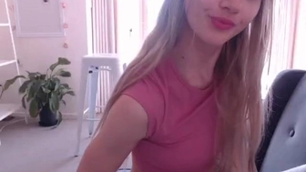 missalice_94 chaturbate Playful lady fondles her finger