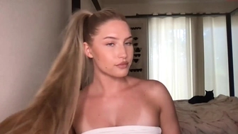 thezabrina chaturbate Mature slut pulls pussy while lying in a chair