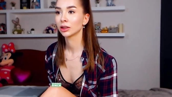 LollyurVirgin широко раздвигает свои булочки