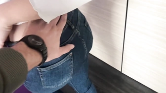 Быстрая глубокая глотка и кримпай перед тем, как она пойдет на работу