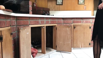 Мамаша застряла на кухне трахает соседа