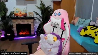 moni_k Busty lady shows off her charms