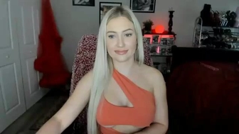 aubreemartin Slender babe masturbates shaved pussy