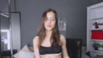 miabird  fucks her ass