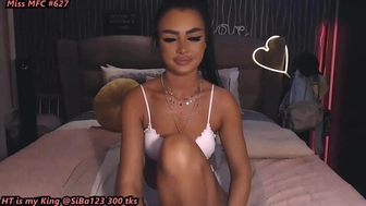 morrenna Sexy babe fucks pussy