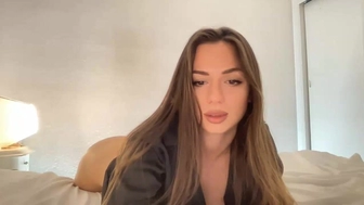 sweettits20 Cute bitch bares shaved holes