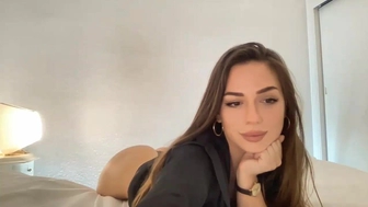 sweettits20 Putana fingers her pussy