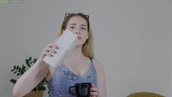 amelia_colins Cute babe squeezes pussy dildo