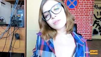 Студентка делает нежный минет и скачет на спине POV