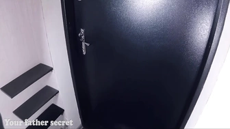 Крошка в любительском видео вернулась домой и сразу начала сосать член - минет